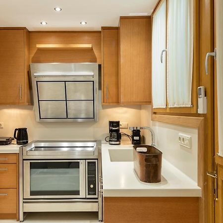 Vouliagmeni'S Elegance By Acropolis Suites Афины Экстерьер фото